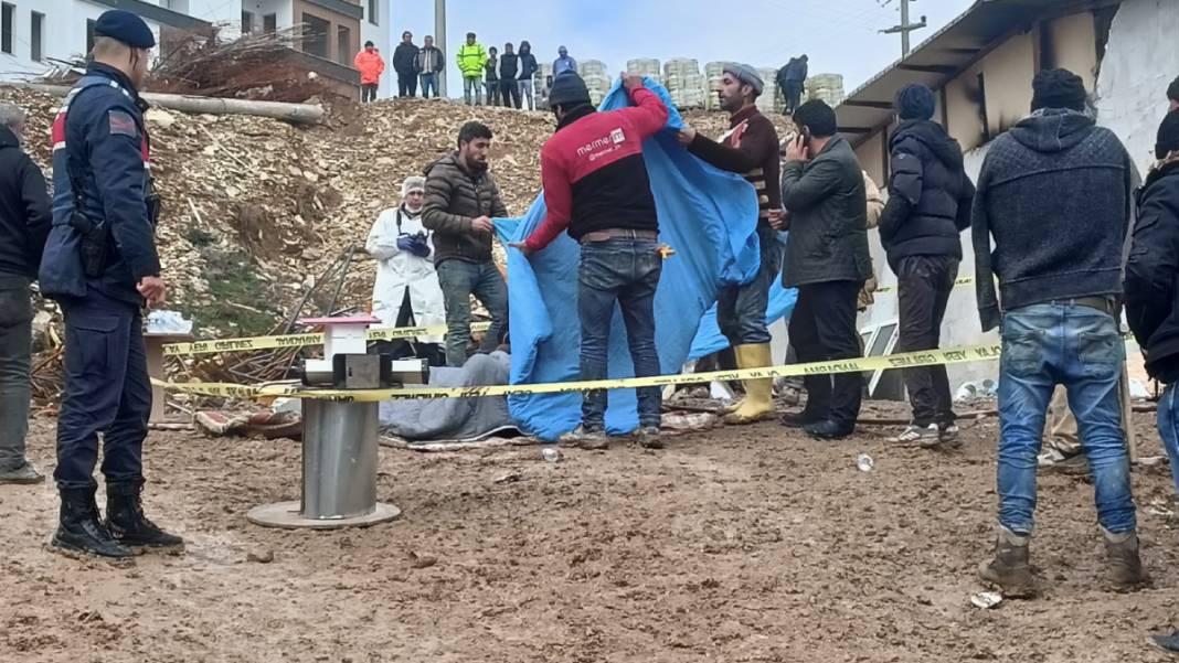 Eşyalarını kurtarmak için yanan barakaya girmişti... Şantiye işçisi yaşamını yitirdi 4